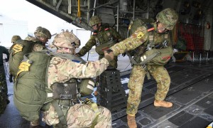 中日关系剑拔弩张之际，英国不远千里为日本拱火，与自卫队演练联合夺岛！