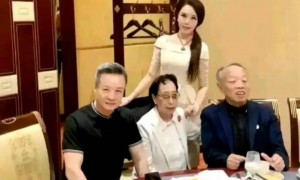 李肇星夫妇晚年，在酒店和亲家阎维文相聚，一张罕见合影，很温馨