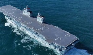 美国海军“一把手”访问日本，放话必须密切追踪四川舰，该舰战力强大！施压日增防卫费