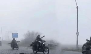 3大危机交织！波克罗夫斯克沦陷、美“追杀令”来袭，数千名乌军被困