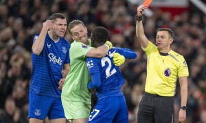 离谱！埃弗顿主力伤退+内讧染红 曼联80分钟多打1人仍输球