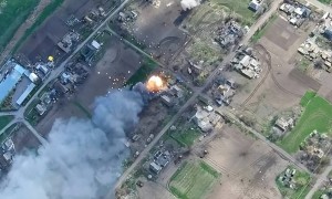 红军城啃不动了，正面硬钢损失太大，俄军这才想起来炸火车站