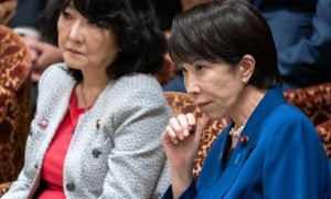 日本做出危险动作，高市正式介入台海，第一把刀就递给了马科斯