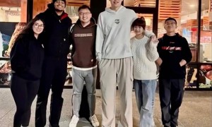 甜！杨瀚森携女友与凯尔登赛后合影