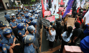 菲军方进入红色警戒，马科斯躲在总统府，在下台声中度过难忘生日