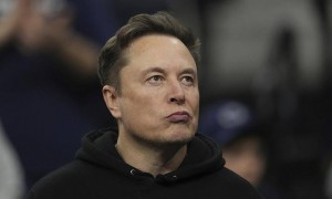 马斯克炮轰无用战机，美军项目烧钱打水漂，中国研发路赢麻了