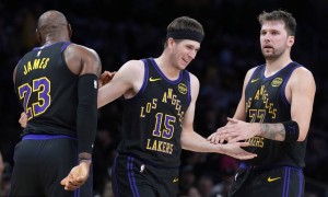 詹姆斯首秀狂炫传球绝技 破坏默契论调不攻自破