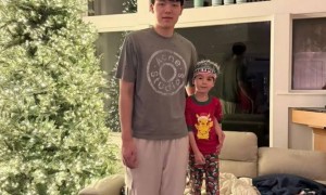 杨瀚森与女友一起在当地华人家中过感恩节