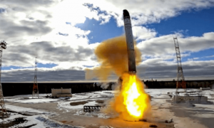 俄罗斯核导弹发射场，一夜间被夷为平地，爆炸惨状被西方卫星拍到!