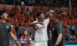 中超-奥斯卡读秒点球救主 玉昆1-1险平亚泰终结两连败