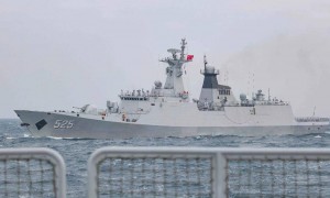 054A新护卫舰霸气海试，100毫米巨炮火力全开