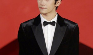 易烊千玺成金鸡奖最年轻影帝：12岁被选中出道，到现在正好12年