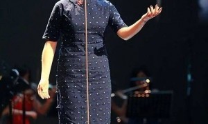 她嫁大13岁名导被捧红，丈夫不幸病逝，如今56岁单身无儿无女