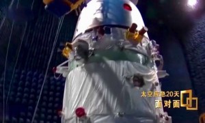 原创 
            舷窗玻璃被贯穿，撞痕为三角形，撞击物大小如小米粒！神舟二十号飞船撞击情况首次披露