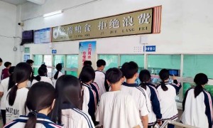 “小官巨贪校长”，让乡镇初中生吃不饱