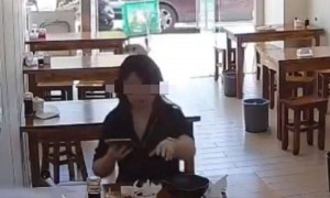 女子用餐后将擦鼻涕纸扔进辣椒油罐里，当地回应：已关注此事，暂未找到该女子