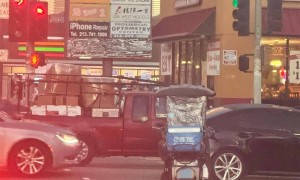 美国洛杉矶街头现饿了么骑手？网友称“中国外卖覆盖全球”，当事人回应