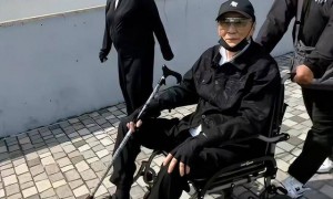 89岁谢贤街头坐轮椅晒太阳，风流一世终落幕，如今断崖式衰老