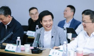 雷军把YU7换成新头像，回应“凌晨5点在武大拍樱花”
