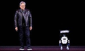 黄仁勋：有华为在，美国就“搞不定”