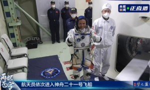 神二十一航天员张陆进入飞船返回舱