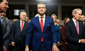 美“致命弱点”暴露?半个小时内,两架美战机坠毁,中方:只要美军开口求人,解放军随时伸援手