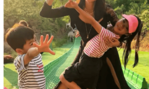 章子怡日本现身,透视上衣搭配高腰阔腿裤,一双儿女太可爱!